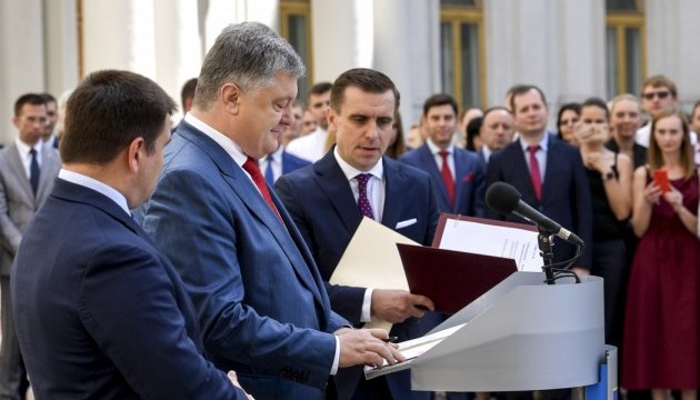 Ukrainian diplomats help keep Russia in isolation - president