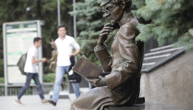 У Харкові встановлено скульптури студентів медуніверситету