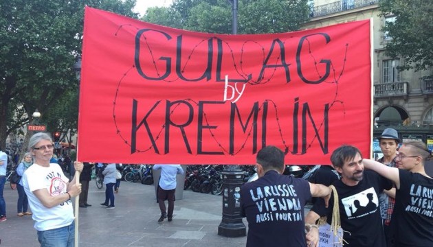 Акція-перфоманс: українці розповіли парижанам про в'язнів Кремля