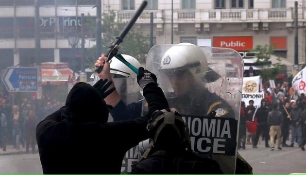 Поліція Греції застосувала сльозогін проти людей, які рвалися до парламенту