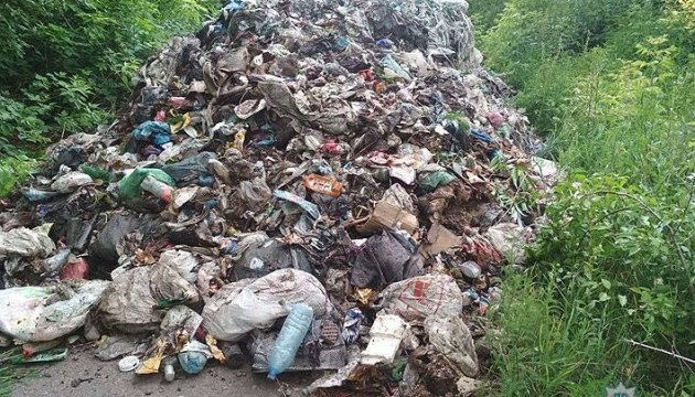На Чернігівщині поліція затримала вантажівку, яка завезла львівське сміття
