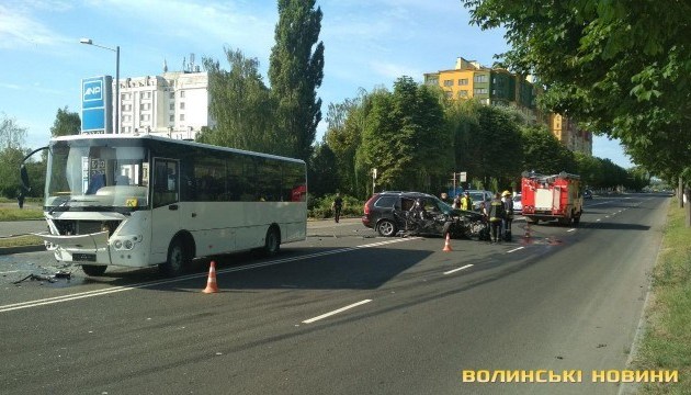 У Луцьку зіткнулися позашляховик та автобус з пасажирами