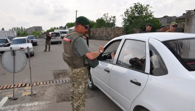 У пунктах пропуску на Донбасі в чергах - 220 авто