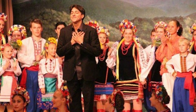 В США пуерторіканець вчить танцювати дітей українські народні танці