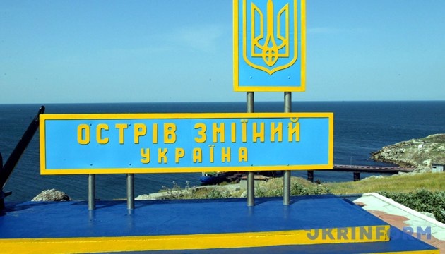 President Zelensky visits Snake Island, pays tribute to Ukrainian heroes