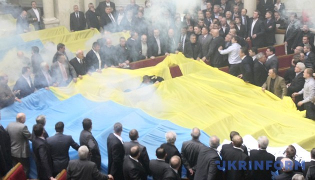 З архіву: пам`ятник, який не витримав Януковича, та Парубій із димовою шашкою (2010)