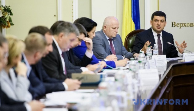 Підвищувати соцстандарти в Україні заважає зовнішній борг - Гройсман