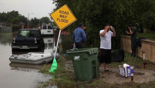 Негода на півдні США: В Техасі затоплені дороги, машини, будинки