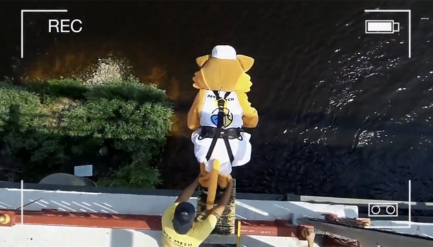 Баскетбол: талісман ФБУ стрибнув у Дніпро з моста