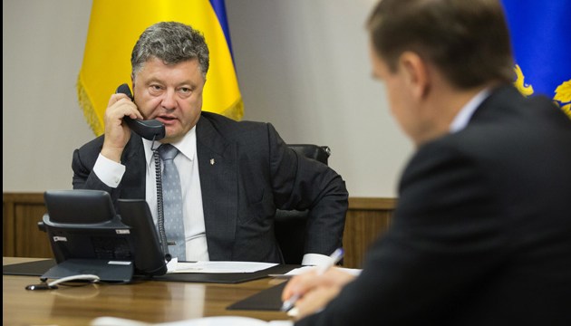Poroshenko habla con Putin sobre prisioneros políticos y una fuerza de paz para el Donbás