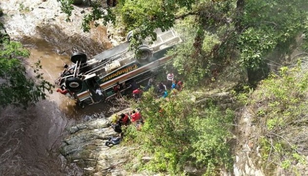 У Гватемалі автобус зі студентами злетів з 70-метрового обриву