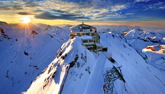 Підвів фунікулер: у Швейцарії 400 туристів знімали з гори