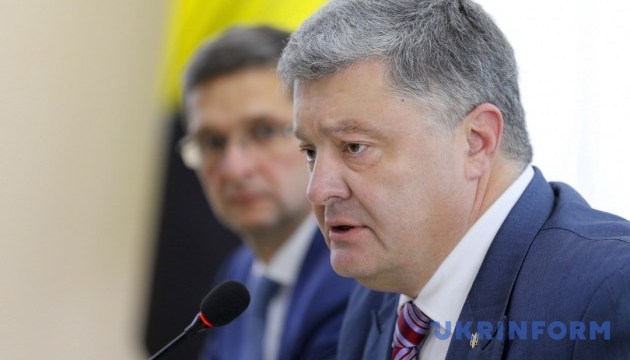 Poroshenko congratulates public servants on professional holiday

