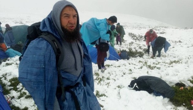 На Закарпатті через сніг у горах евакуйовують дитячий табір