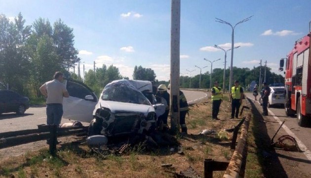 На Дніпропетровщині авто влетіло у стовп, загиблих виймали спецобладнанням