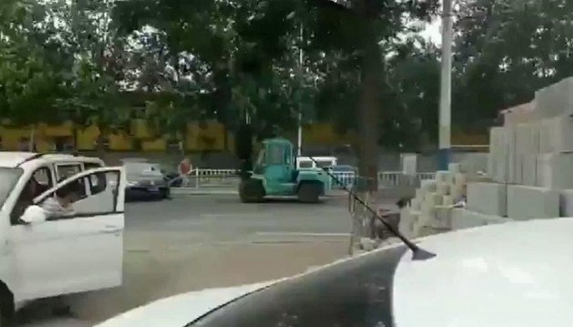 В Китае автопогрузчик въехал в толпу, есть погибший В Китае автопогрузчик въехал в толпу, есть погибший