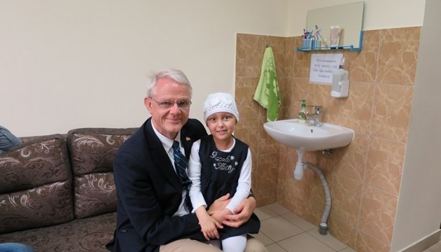 Médico canadiense de origen ucraniano salva vidas de los menores ucranianos (Vídeo)