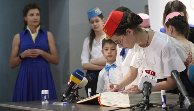 Діти-переселенці з Криму разом із першою леді додали свої історії до “Книги Миру”