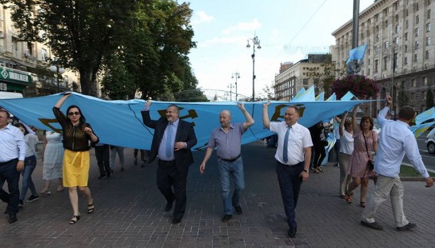 Krimtataren feiern den Tag der Flagge in Kiew 