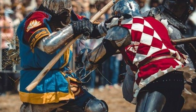 Фехтование и рыцарские бои: на Сумщине проходит исторический фестиваль Фехтование и рыцарские бои: на Сумщине проходит исторический фестиваль