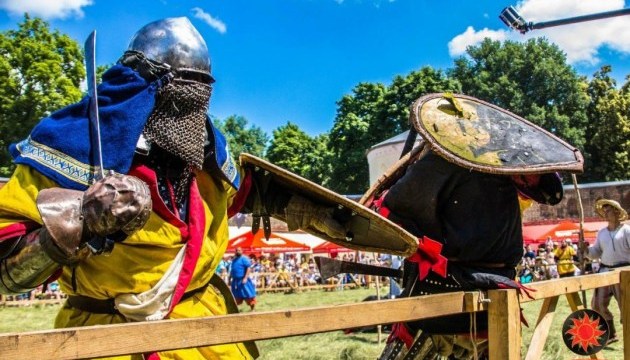 Фехтування та лицарські бої: на Сумщині проходить історичний фестиваль