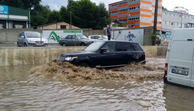 Зливи з градом в Молдові: на вулицях столиці метрова вода
