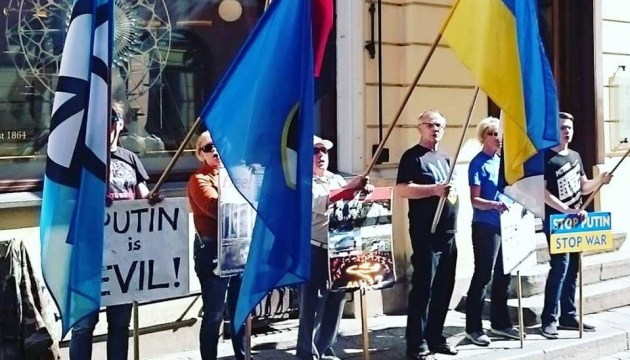Активісти пікетували посольство РФ в Таллінні, вимагаючи звільнення політв’язнів
