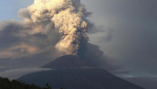 На Балі через активізацію вулкана закрили аеропорт 