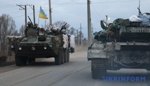 БТР і танк їдуть дорогою, Донецька область, 8 лютого 2015 року