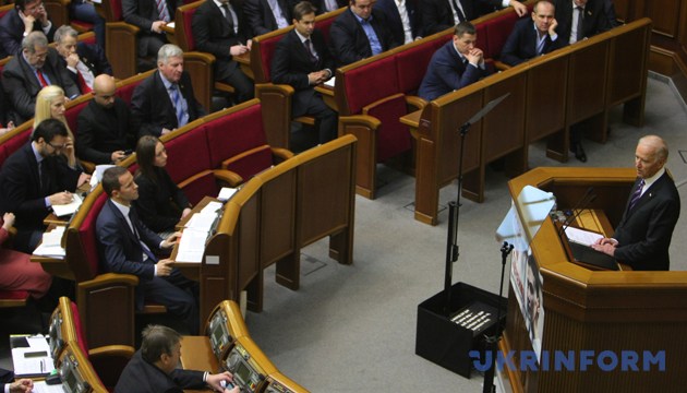 Віце-президент США Джозеф Байден виступає за трибуною під час пленарного засідання парламенту. Київ, 8 грудня 2015 року