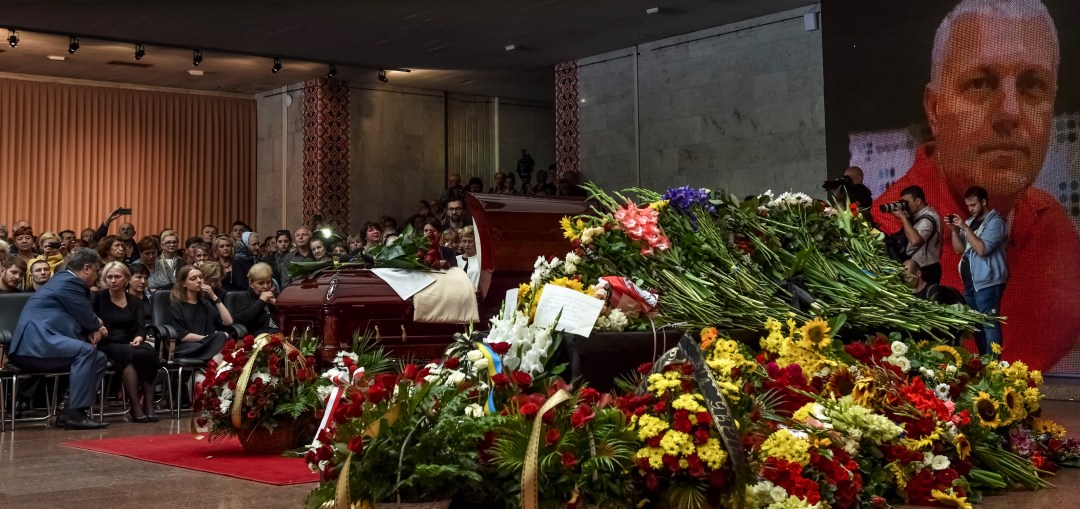 Ukrainian President Petro Poroshenko next to the relatives of Pavlo Sheremet during the farewell ceremony for the deceased journalist, Ukrainian House, 2016