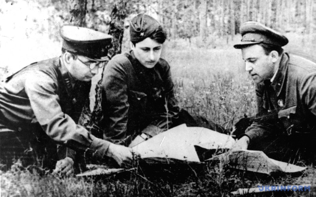 (Слева направо): Николай Бажан / редактор /, Ванда Василевская и Александр Корнейчук. 1941 год. Репродукция. Из фондов УКРИНФОРМа (Слева направо): Николай Бажан / редактор /, Ванда Василевская и Александр Корнейчук. 1941 год. Репродукция. Из фондов УКРИНФОРМа
