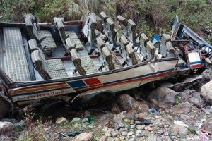 В Індії автобус зірвався в ущелину: 10 загиблих