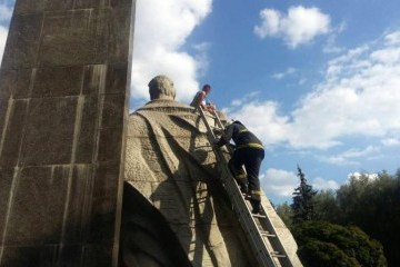 Полтавські рятувальники зняли дитину з шестиметрового пам'ятника