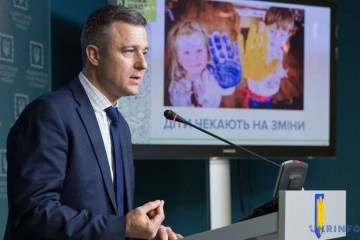 Дитячий омбудсмен розповів, як зміниться процедура усиновлення сиріт в Україні