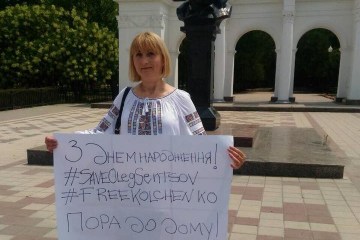 Мати Кольченка на одиночному пікеті в Криму привітала Сенцова