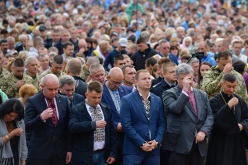 У Зарваниці Порошенко помолився за Небесну Сотню та загиблих на Донбасі бійців