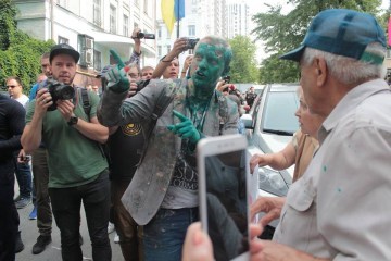 Копи затримали чоловіка, який облив Шабуніна зеленкою