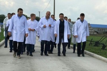 Гройсман відвідав ферму на Київщині: Поговорили про наболіле
