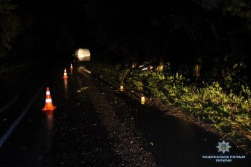 У Каневі авто протаранило дерево, двоє загинули, троє — у лікарні