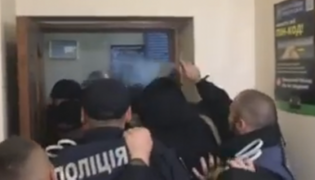 На Рівненщині у селищній раді поліція застосувала сльозогінний газ