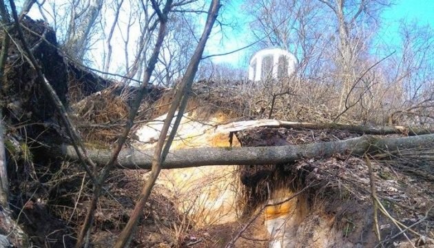 На Чернігівщині укріплять аварійний пагорб, на якому стоїть альтанка Глібова