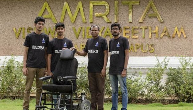 В Індії студенти-інженери розробили самокерований інвалідний візок 