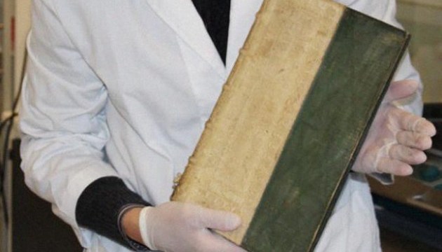 Вчені знайшли в данській бібліотеці три отруєні старовинні книги