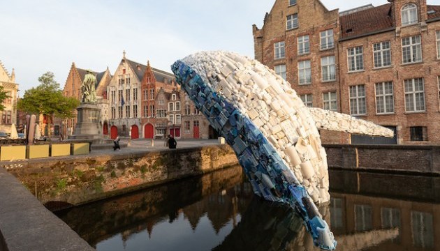На трієнале в Брюгге показали кита з 5 тонн сміття