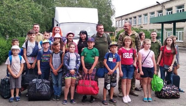 Діти з прифронтового Торецька вирушили оздоровлятися на Полтавщину