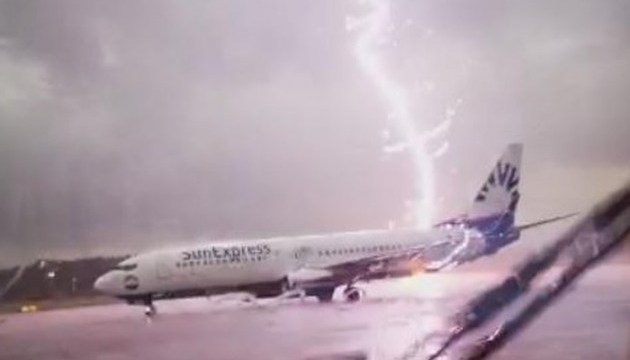 В аеропорту Цюріха блискавка вдарила у пасажирський літак