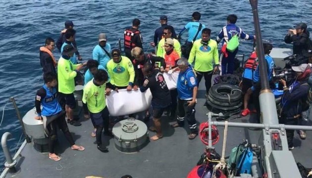 Рятувальники продовжують шукати пасажирів затонулого в Таїланді човна 