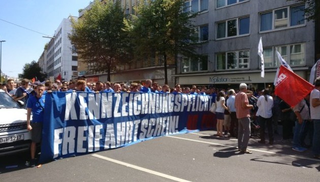  Тисячі людей вийшли у Дюссельдорфі на демонстрацію проти поліцейського закону