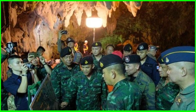 Рятувальники у Таїланді обіцяють вже сьогодні витягти дітей та тренера з печери